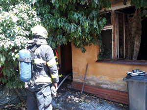 V Brně hořel rodinný dům, seniorka je v kritickém stavu