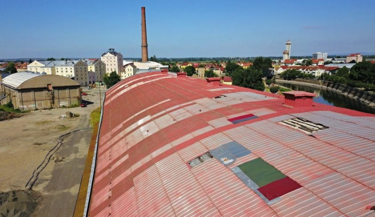 Rychlá rekonstrukce, střecha bývalé tržnice je v havarijním stavu