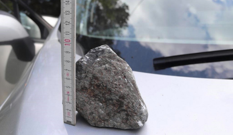 Z kamionu odletěl kámen. Rozbil čelní sklo protijedoucího vozidla