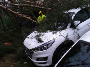 Jižní Moravu zasáhly silné bouřky, část domácnosti je bez proudu