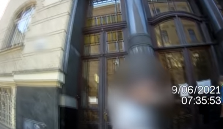 VIDEO: Strážníci v Brně pod hrozbou zbraně spoutali podezřelého z vloupání