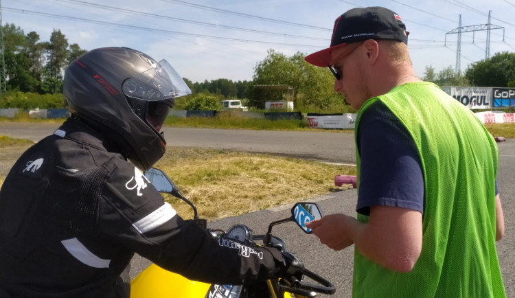 Na polygonu v Sosnové trénují učitelé autoškol