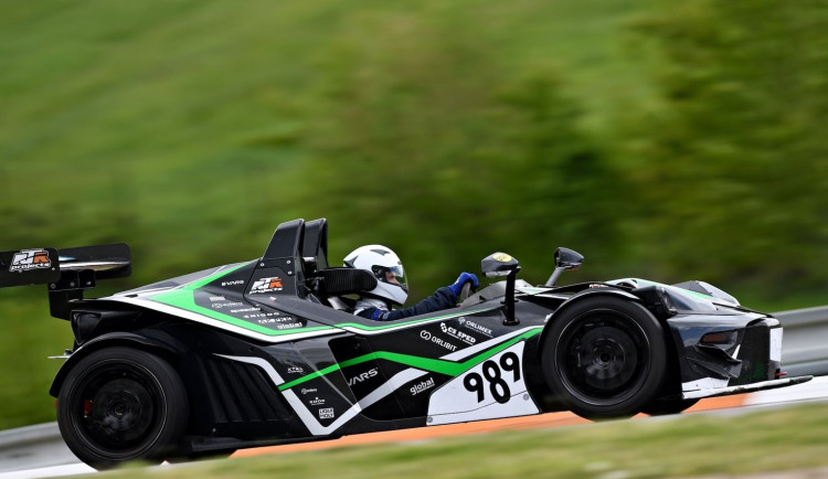 Slepý jezdec zajel v autě s navigátorem na okruhu v Brně nový rekord