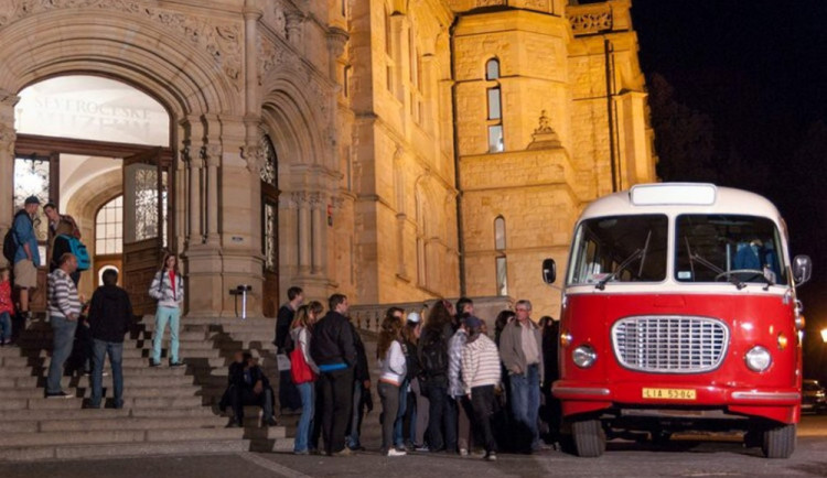Muzejní noc nabídne netradiční prohlídky i jízdu historickou tramvají