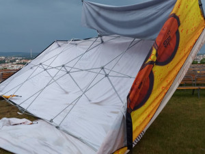Silné bouřky na brněnsku poničili techniku letního kina. Hasiči zasahovali u více než osmdesát událostí