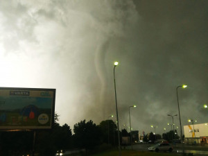 Zasažená obec Lužice na Hodonínsku. Hrušky mělo tornádo srovnat se zemí.