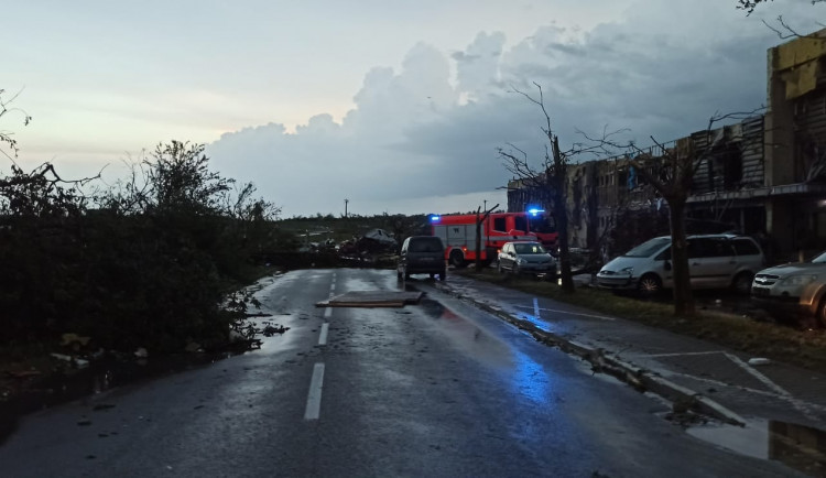 Následky řádění tornáda.