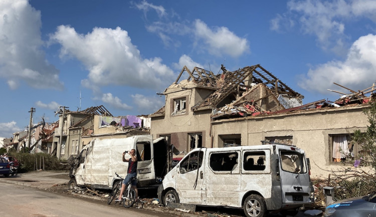 Zdecimované obce na Břeclavsku a Hodonínsku. Tornádo bralo části domů i auta.
