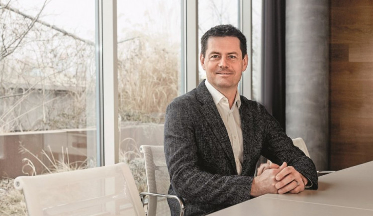 size4-16246353599032-103-karel-komarek-family-foundation-a-sazka-venuji-na-obnovu-regionu-po-nicivem-tornadu-150-milionu