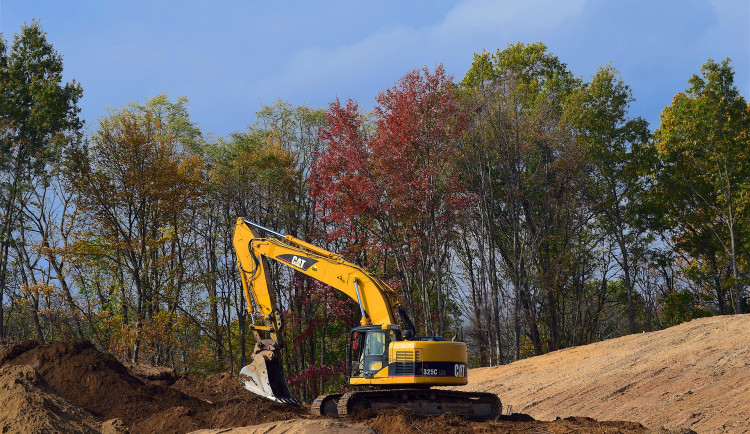 Na bagr v Oslavanech spadl betonový panel, bagrista nepřežil