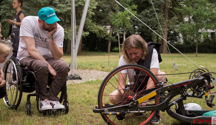 Na handbiku sice ležíte, ale je to náročnější než cyklistika, trvdí česká paralympionička