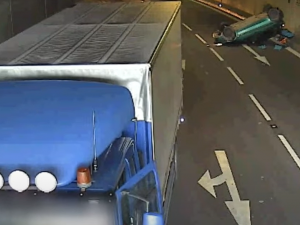 Řidič kamionu v brněnském tunelu přehlédl auto. Skončilo na střeše
