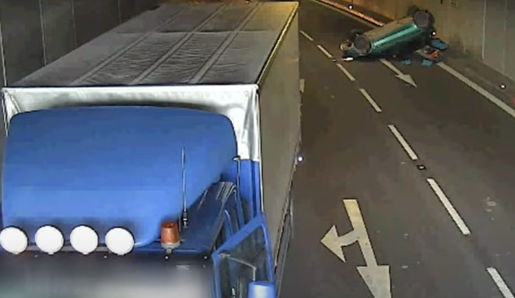 Řidič kamionu v brněnském tunelu přehlédl auto. Skončilo na střeše