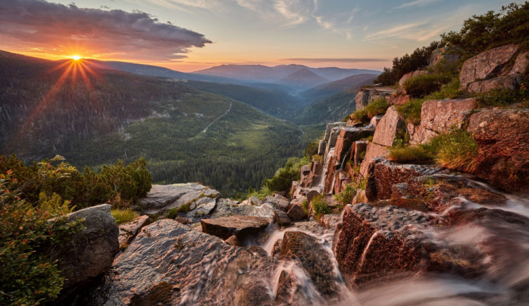 Nevstupujte mimo stezky, žádné odpadky ani drony. Připomeňte si, jak se chovat v Krkonoších