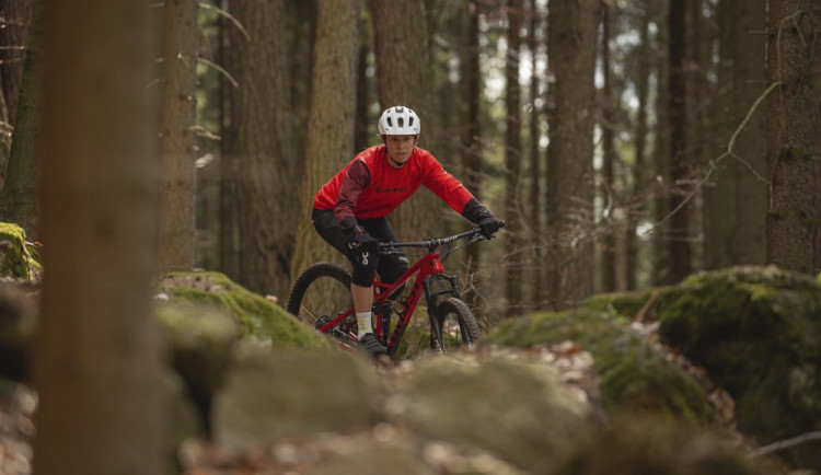 size4-16252221507349-207-cyklista-bez-prilby-hazarduje-se-zivotem