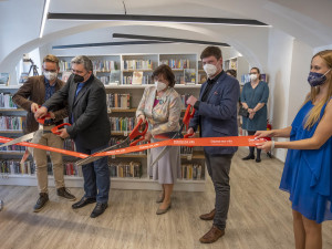 Martin Krčál (druhý zleva) právě slavnostně otevírá knihovnu