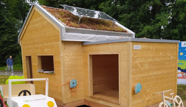 Jak vrátit přírodu do měst? Brno představilo domek se zelenou střechou