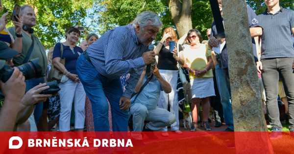 A monument to the strongman Frant Kocourek was unveiled in Brno  Company  News  Brněnská Drbna