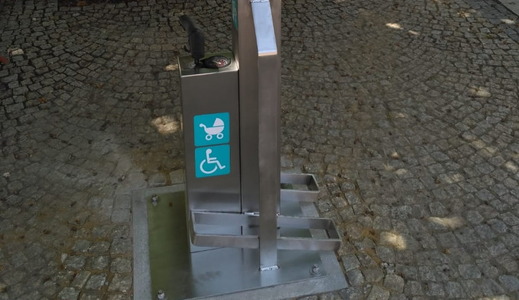 Klíče, pumpička, šroubovák. Jihomoravanům slouží nový servisní stojan