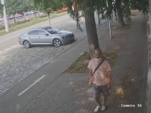 Na ruský konzulát v Brně někdo hodil kámen. Policie hledá svědka