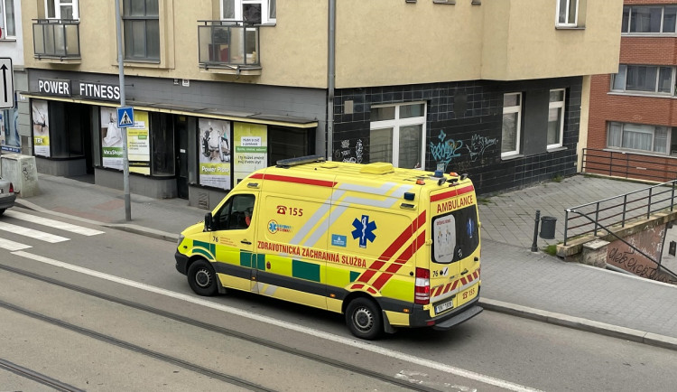 Tragédie v Brně: Žena zemřela po pádu z okna