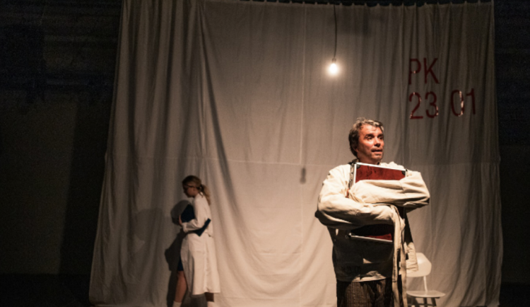 V Brně nacvičili divadelní hru o miliardářovi Petru Kellnerovi