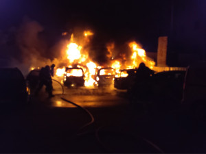 V centru Brna hořelo sedm zaparkovaných aut, škoda půjde do milionů
