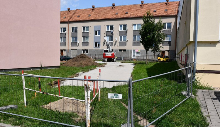 V centru Blanska vzniká nové parkoviště, hotové bude na podzim