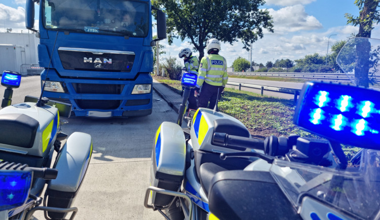 Kamioňáci při řízení telefonují, sledují filmy i čtou tisk, zjistili policisté