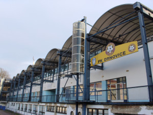 Příjezd ke stadion stále zdobí prvoligové logo Drnovic
