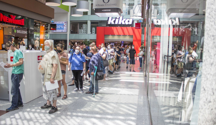 Očkovací centrum v brněnské Olympii brali lidé útokem
