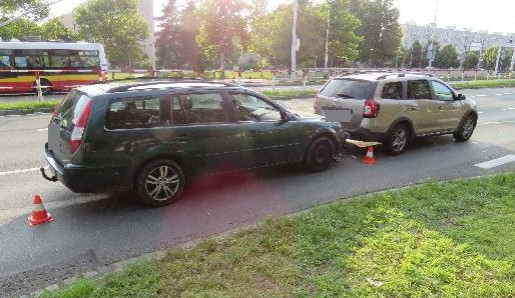 Zdrogovaný mladík utíkal před policií po nehodě u Futura. Navíc měl i zákazy řízení