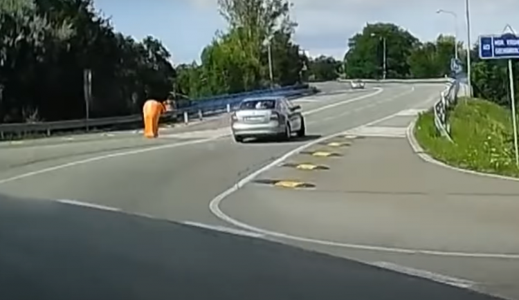 Ujíždějící recidivista.