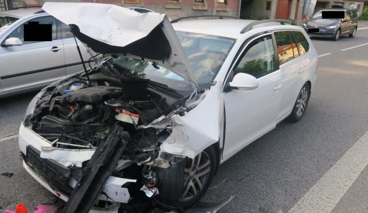 Řidič vjel do protisměru a srazil se s protijedoucím vozem. Údajně kvůli zdravotním problémům