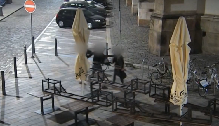 Rvačka na Jakubském náměstí.