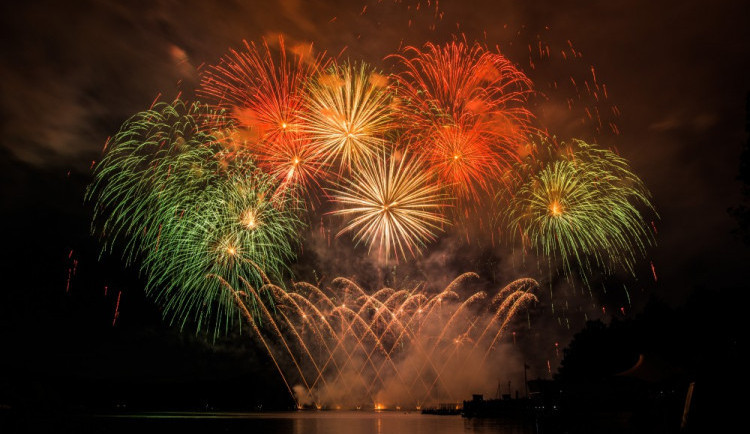 Brňany čeká dronová show, doprovodí první srpnový ohňostroj
