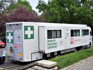Brněnský kamion pomáhá s očkováním v Pardubicích
