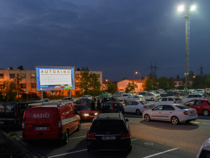 Pod chladicími věžemi v Dukovanech promítá největší autokino v Česku