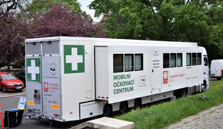 Brněnský kamion pomáhá s očkováním v Pardubicích