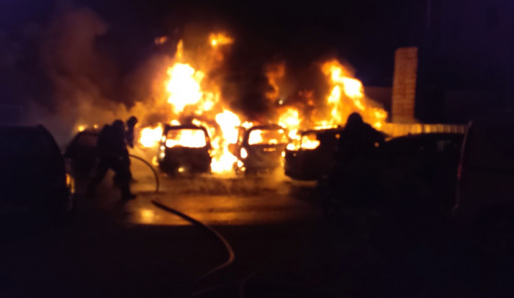 size4-16266083866121-60-v-centru-brna-horelo-sedm-zaparkovanych-auta-skoda-pujde-do-milionu