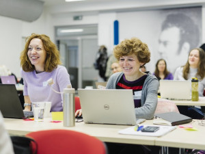 Změnit kariéru z pohodlí domova? Digitální akademie láká na poslední místa