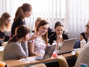 Změnit kariéru z pohodlí domova? Digitální akademie láká na poslední místa