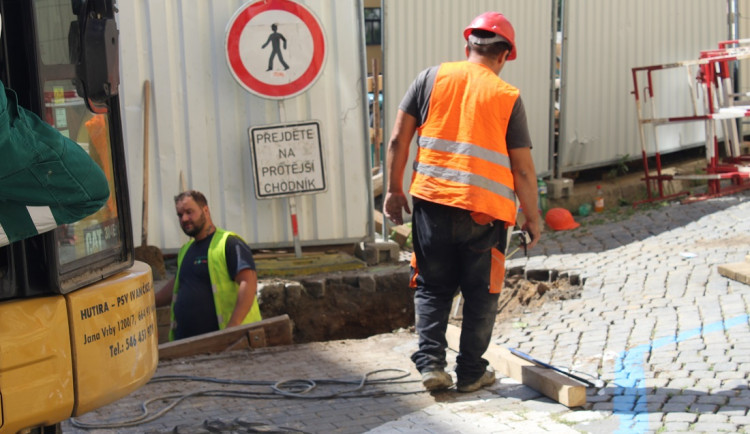 Díra se objevila v ulici Kopečná