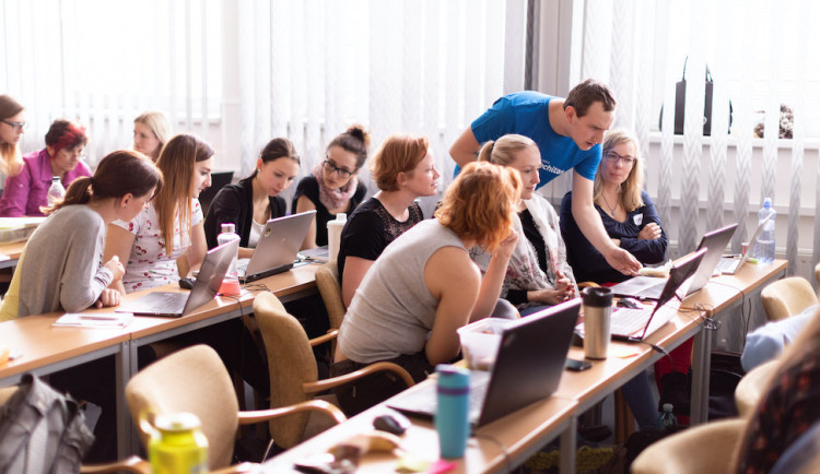 Změnit kariéru z pohodlí domova? Digitální akademie láká na poslední místa