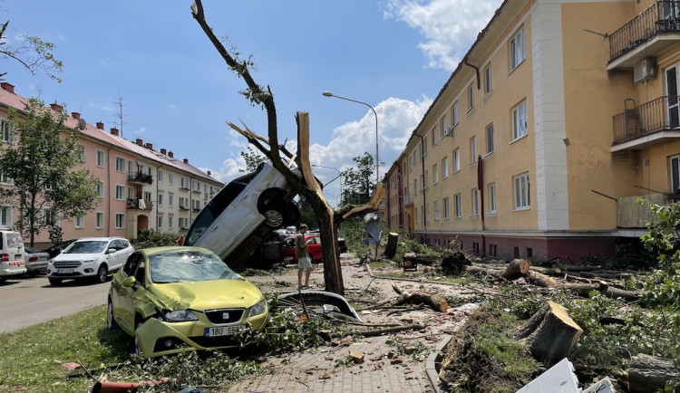 Tornádo v Hodoníně způsobilo městu škody za sto milionů, nejvíc na škole a hale