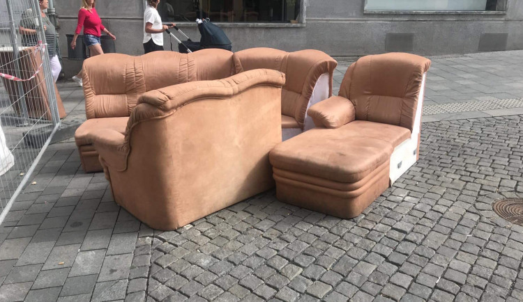 Lidé zakládají v Brně černé skládky na sídlištích i přímo v centru