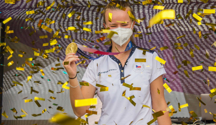 Vítej zlatá Báro. Olympijskou vítězku Krejčíkovou vítaly v Brně stovky fanoušků