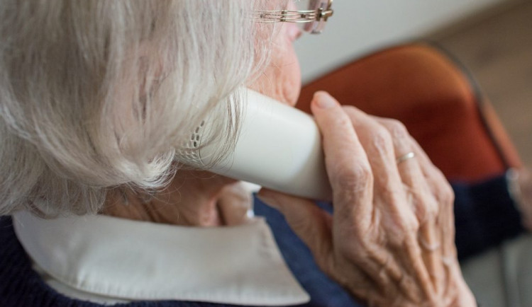 Dávejte pozor. V telefonu se představí jako vnuk a žádá po seniorovi peníze