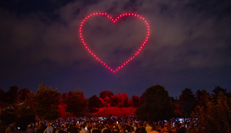 Dronová show nad Brnem.