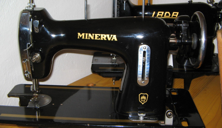 Šicí stroj Minerva.
